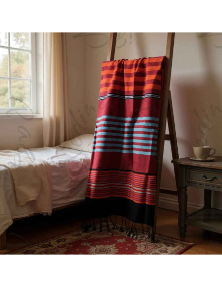 Fouta rouge à rayures bleues et bande noire