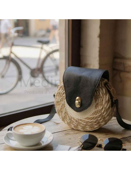 Sac rond en fibre végétale à rabat en cuir noir