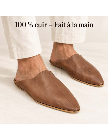 Babouches pointues marron portées, 100 % cuir fait main