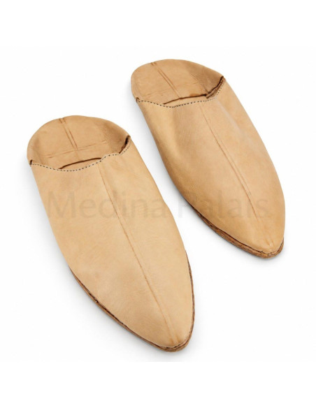 Pair of men's pointed Moroccan babouches in beige leather