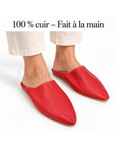 Babouches pointues rouges portées par une femme, 100 % cuir fait main