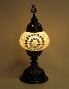 Lampe turque en mosaïque blanche à étoile sur fond crème,...